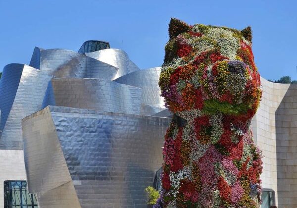 Spania. Baskerland. Bilbao. Guggenheim-museet, blomsterinstallasjon "valpen". Foto