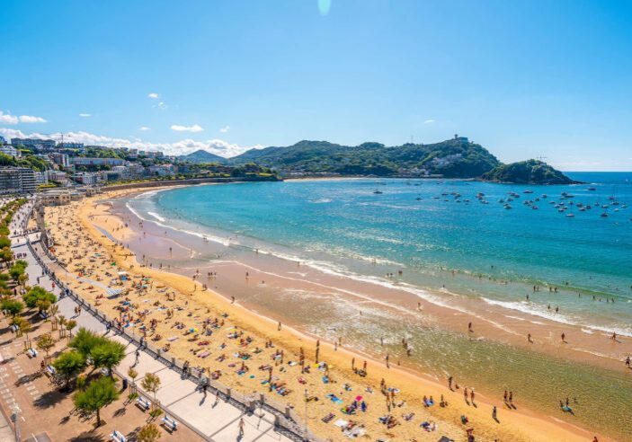 Spania-Baskerland-San_Sebastian-stranden Spania. Baskerland. San Sebastian. La Conhca-stranden. Foto