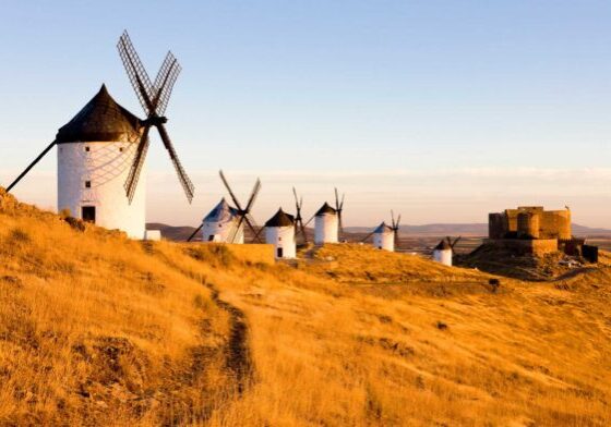 Spania. Vindmøller og borg i en landsby i Castilla La Mancha. Foto