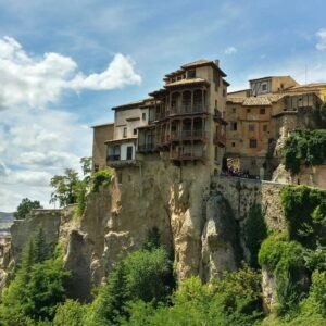 Spania. Cuenca. Utsikt mot gamlebyen og Casas Colgadas, "hengende balkonghus". Foto