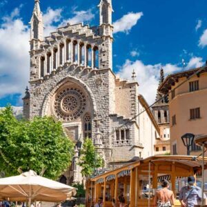 Spania. Mallorca. Kirken, kafeer og trikk på torget i Soller. Foto