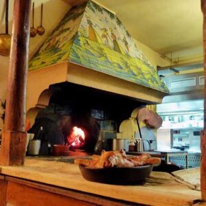 Spania. Toledo. Kjøkkenet med tradisjonell vedovn på "hos kardinalen" i Toledo. Foto