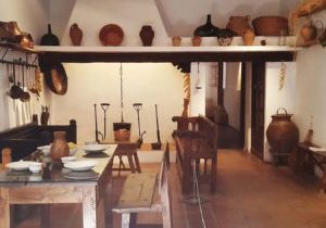 Kjøkkenet i museet "Huset til Dulcinea". El Toboso, La Mancha, Spania. Foto