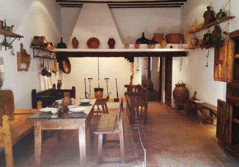 Kjøkkenet i museet "Huset til Dulcinea". El Toboso, La Mancha, Spania. Foto