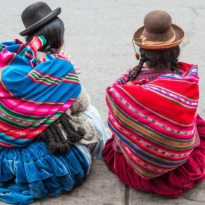 Bolivia, folkekultur. Damer med tradisjonelle klær. Foto.