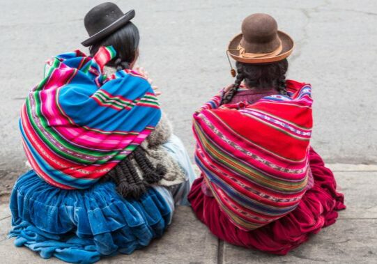 Bolivia, folkekultur. Damer med tradisjonelle klær. Foto.